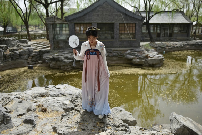 Back to the Hanfu-ture Young Chinese revive ancient fashion