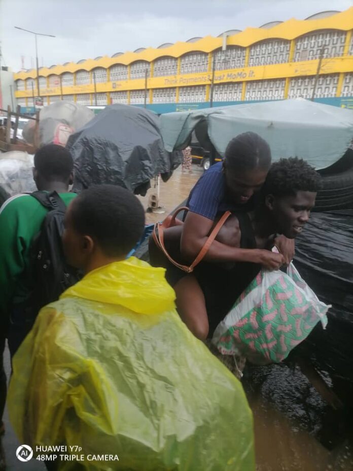 Navigating Kaneshie's Floods Citizens Turn Guides for a Price (3)